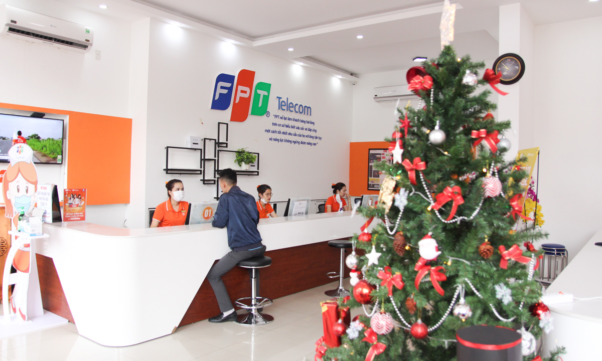 <p> FPT Telecom Đà Nẵng cũng trang trí một cây thông Noel ngay tại khu vực quầy Dịch vụ khách hàng. </p>