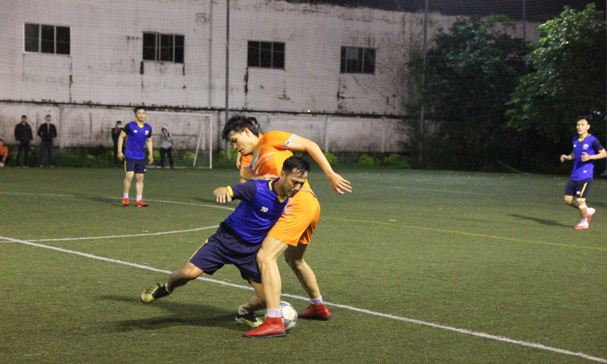 <p> Phút thứ 49, cầu thủ số 6 Nguyễn Văn Đông tiếp tục ghi tên mình bằng bàn thắng nâng tỉ số lên 3-0. Lúc này, FPT Telecom như chạm 1 tay chắc chắn vào chiếc cup vô địch. </p>