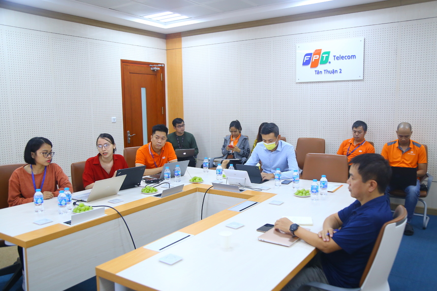 <p class="Normal" style="text-align:justify;"> <span>Nhóm dự án từ FPT Retail trình bày sáng kiến Cải tiến Hệ thống MRP. </span><span>Hệ thống giúp tối ưu đặt hàng chia hàng để giảm giá trị tồn kho mà vẫn đảm bảo vòng quay bán hàng, tối ưu chi phí luân chuyển nội bộ. T</span><span>ừ tháng 8 đến tháng 11, sáng kiến đã giúp nhà Bán lẻ tiết kiệm hơn 8,66 tỷ đồng, trong đó 821 triệu đồng là chi phí luân chuyển nội bộ và gần 8 tỷ đồng chi phí lãi vay. Đội dự án ước tính tối ưu chi phí 2021 là 20 tỷ và cho biết sản phẩm đã được t</span><span>riển khai cho Long Châu được hơn một tháng.<br /> Hai giám khảo Nguyễn Xuân Việt và Nguyễn Thị Thanh Hương đều thể hiện sự quan tâm đến khả năng thương mại hóa của hệ thống này. Nếu như tại Chung khảo tháng 11 nhóm tác giả có sự đồng hành của COO FPT Retail Nguyễn Đỗ Quyên, thì tới Bán kết, "người nhà" là anh Trần Thanh Hà cũng giúp nhóm bổ sung được nhiều ý kiến về sản phẩm.</span></p>