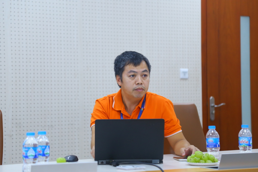 <p class="Normal" style="text-align:justify;"> Chuẩn bị rất kỹ càng từ kịch bản, nội dung đến cách trình bày, phần giới thiệu Sổ khám bệnh điện tử của anh Lý Đức Đoàn trọn vẹn và đầy đủ. Đây là ứng dụng trên nền tảng smartphone được kết nối với hệ thống quản lý của các bệnh viện. Toàn bộ kết quả khám bệnh được trả về và lưu trữ tại tài khoản người bệnh. Ứng dụng còn nhắc nhở người dùng lịch uống thuốc theo giờ, ngày đến tái khám và kết nối các tài khoản của người thân trong gia đình, cũng như có thể liên kết nhiều bệnh viện.<br /><span>Áp dụng từ tháng 6 tại Bệnh viện Nhi Trung ương và gần 200 cơ sở y tế ở tỉnh Đồng Tháp, ứng dụng đã có hơn 10.000 lượt tải về, tiết kiệm 50% thời gian thăm khám trung bình của bệnh nhân. Sản phẩm ký được các hợp đồng trị giá khoảng 20 tỷ đồng.</span><br /><span>Với mục tiêu mang hình ảnh bệnh viện 4.0 đến cộng đồng, sáng kiến đã đ</span><span>ược Bộ Y tế đánh giá rất cao vì những gì làm được cho xã hội và đạt Giải thưởng Chuyển đổi số Việt Nam 2020.</span></p>