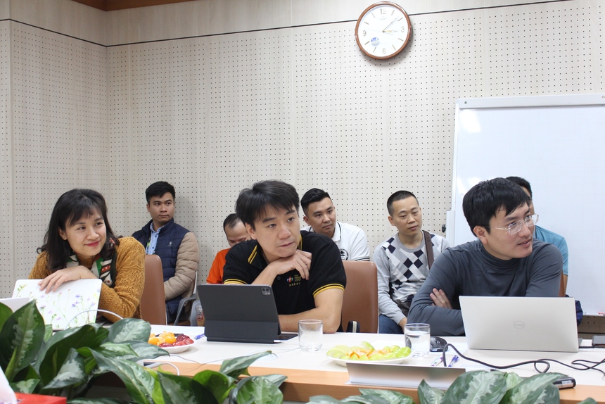 <p class="Normal" style="text-align:justify;"> Chiều 24/12 đã diễn ra Bán kết Sáng kiến FPT 2020 với 7 sản phẩm tranh tài. Trong đó, FPT Telecom có 3 sản phẩm: Customer insights Platform, Hỗ trợ khách hàng bảo trì từ xa (Support Online) và Shopping TV (phiên bản mới đổi tên thành Omni Shop). FPT Software mang đến sáng kiến: Hệ thống DTMS và akaAT Studio. Hai đại diện còn lại là Sổ khám bệnh điện tử từ FPT IS và Hệ thống MRP của FPT Retail.<br /><span>Ban giám khảo Bán kết iKhiến 2020 gồm: Giám đốc Công nghệ FPT Vũ Anh Tú; Giám đốc Công nghệ FPT IS Nguyễn Xuân Việt; Giám đốc Công nghệ thông tin FPT Retail Trần Thanh Hà; Giám đốc Công nghệ FPT Telecom Trần Thanh Hải; Giám đốc Khối Sản xuất FPT Software Đỗ Văn Khắc; Trưởng Ban Đảm bảo Chất lượng Synnex FPT Nguyễn Minh Vương; Giám đốc Trung tâm Kinh doanh quảng cáo FPT Online Nguyễn Thị Thanh Hương và Phó Hiệu trưởng Đại học FPT Nguyễn Xuân Phong.</span><br /><span>Các đội dự án giới thiệu tổng quan lại về sản phẩm và cập nhật những điểm cải tiến, nổi bật trong quá trình phát triển và triển khai Mỗi đội có 20 phút cho toàn bộ phần thi: 10 phút trình bày cùng 10 phút cho phần hỏi. BGK chấm điểm theo thang điểm từ 1 đến 5. Hai đội giành được số điểm cao nhất từ BGK lọt vào vòng Chung kết.</span></p>