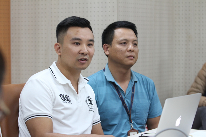 <p class="Normal" style="text-align:justify;"> Là người trình bày chính về sáng kiến Support Online (Hỗ trợ khách hàng bảo trì từ xa, anh Nguyễn Tiến Thành vui mừng vì đã chỉ rõ được những điểm nổi bật của dự án. Giải pháp hỗ trợ Kỹ thuật viên xử lý sự cố/bảo trì cho khách hàng từ xa, thông qua điện thoại và video call, có khả năng thay thế bảo trì truyền thống, tiết kiệm 8 tỷ đồng/năm.<span>Sản phẩm đã được bổ sung nhiều tính năng hỗ trợ khách hàng bao gồm: dịch vụ Truyền hình, Home Wifi… kết hợp công cụ bán hàng cho các kỹ thuật viên. Hiện tại, sản phẩm ghi nhận trên 210.000 lượt khách hàng được hỗ trợ thành công qua giải pháp. Bên cạnh đó, Support Online tiếp tục tăng năng suất lao động nhà "Cáo" lên 200%, tối ưu chi phí gần 7 tỷ đồng.<br /> Trước câu hỏi của giám khảo Đỗ Văn Khắc về những gì tool có thể được cải tiến thêm để đưa vào sử dụng tại dự án của FPT Software, nhóm dự án tự tin vào khả năng thích ứng của sản phẩm.</span></p>