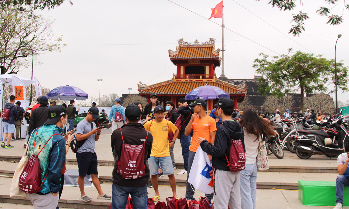 <p> Chiều 26/12, đông đảo runner nhà F đã tập trung về Phu Vân Lâu - địa điểm chính diễn ra giải chạy VnExpress Marathon Huế 2020, để ghi danh, nhận bib, race-kit,...</p>