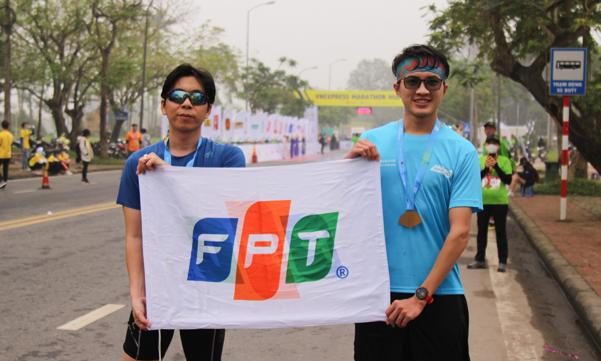<p> Hiệp hội FPT Run cũng bố trí người chuẩn bị cờ ở gần vạch đích, sẵn sàng đưa cho các VĐV để ăn mừng chiến thắng. Anh Trần Phi Long đánh giá, Hiệp hội đã đưa các đồng nghiệp gần nhau hơn, giúp chạy bộ ngày càng trở nên chuyên nghiệp tại nhà F.</p>