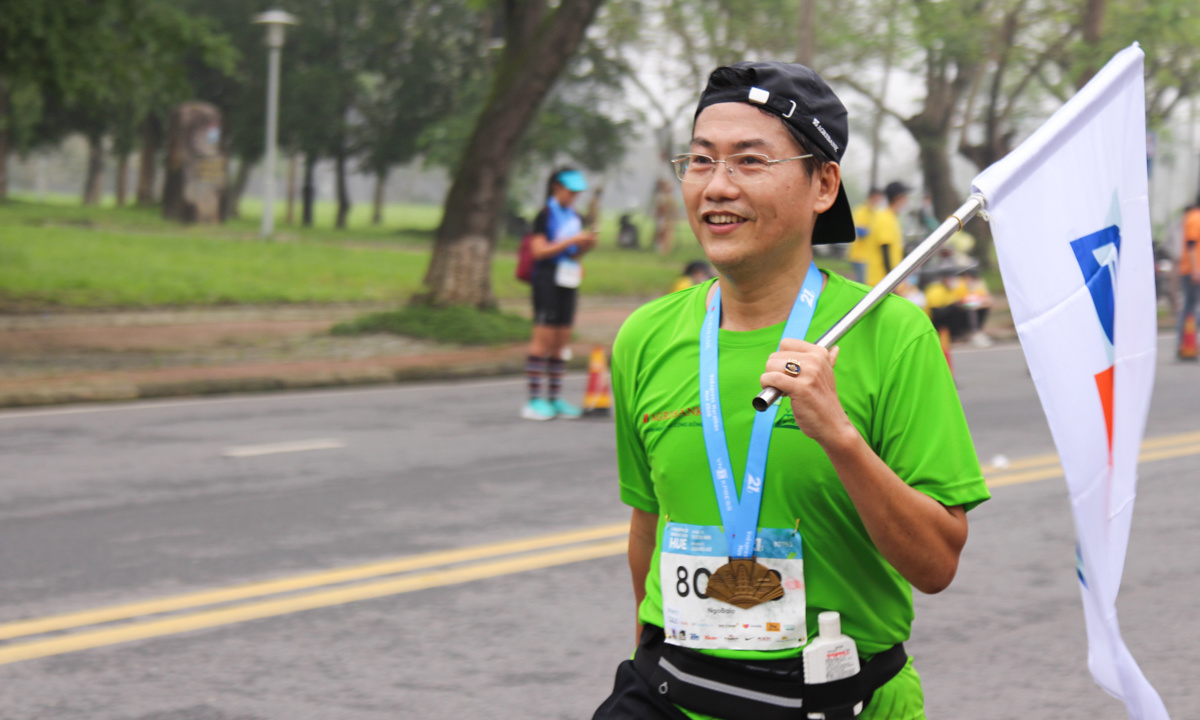 <p> Anh Phạm Đình Thìn (FPT Telecom) ăn mừng thành tích 21 km. Sở trường của anh là môn cầu lông nhưng khi biết giải chạy marathon sẽ được tổ chức tại Huế, anh Thìn không ngần ngại thử sức.</p>