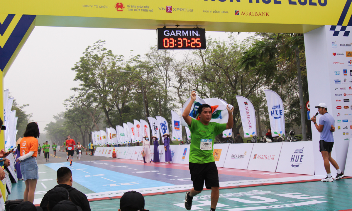 <p> Với sự hỗ trợ từ Hiệp hội FPT Run, anh Đặng Văn Quan (FPT Telecom) đã quyết định tham dự ở cự ly 21 km vào phút chót. Nhờ việc đều đặn luyện tập thể thao từ trước, anh xuất sắc hoàn thành cự ly sau 2 giờ 57 phút.</p>