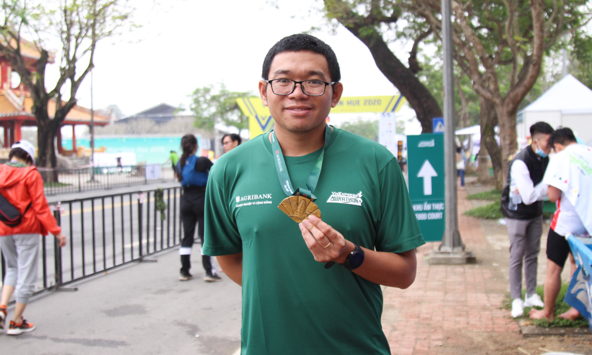 <p> Gương mặt quen thuộc trong các giải VnExpress Marathon Quách Tô Phong. Anh tiếp tục chinh phục cự ly 42 km một cách dễ dàng. </p>