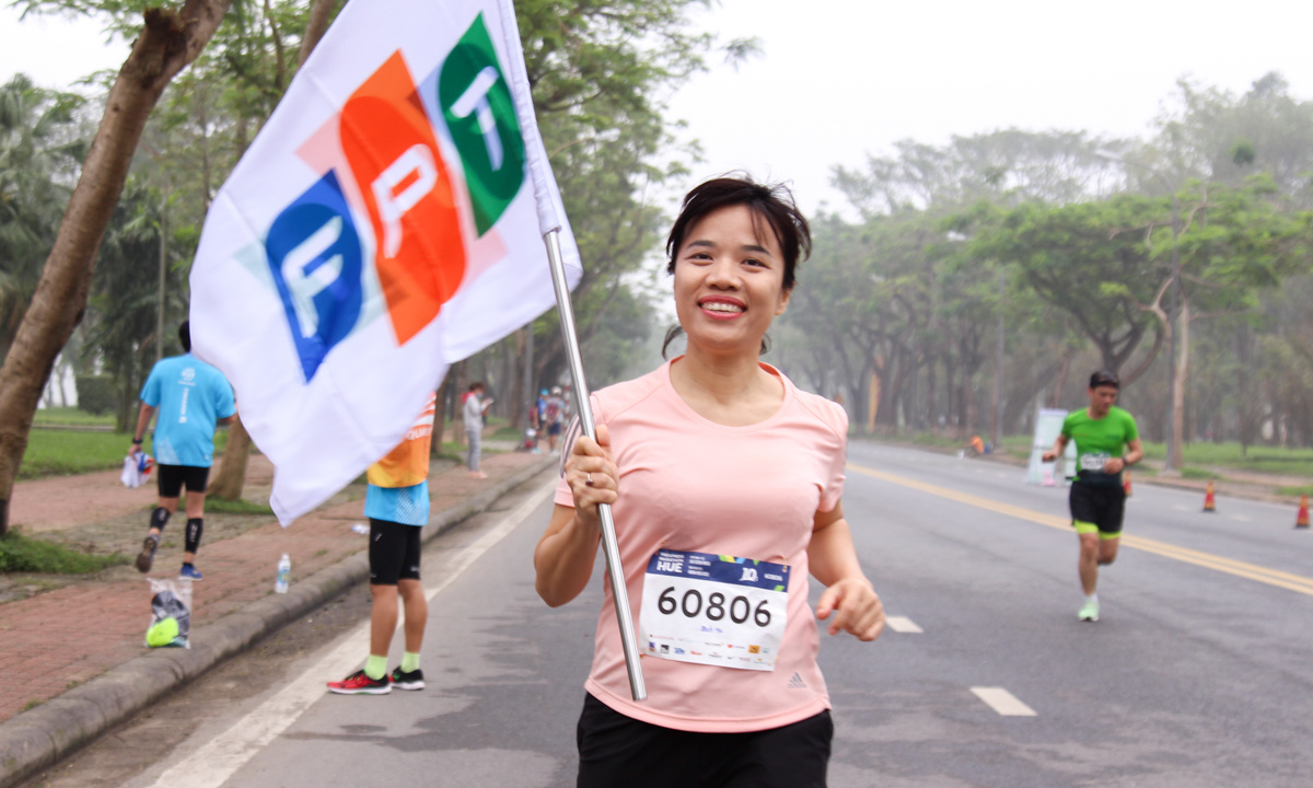 <p> Góp mặt ở cự ly 10 km, chị Trần Thị Bích Hà (FPT Software) lần đầu tham dự giải VnExpress Marathon. Cung đường tại Huế khiến chị nức lòng, có thêm động lực để chinh phục thử thách của bản thân.</p>