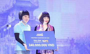 VnExpress Marathon Huế trao 240 triệu đồng cho Quỹ Hy vọng