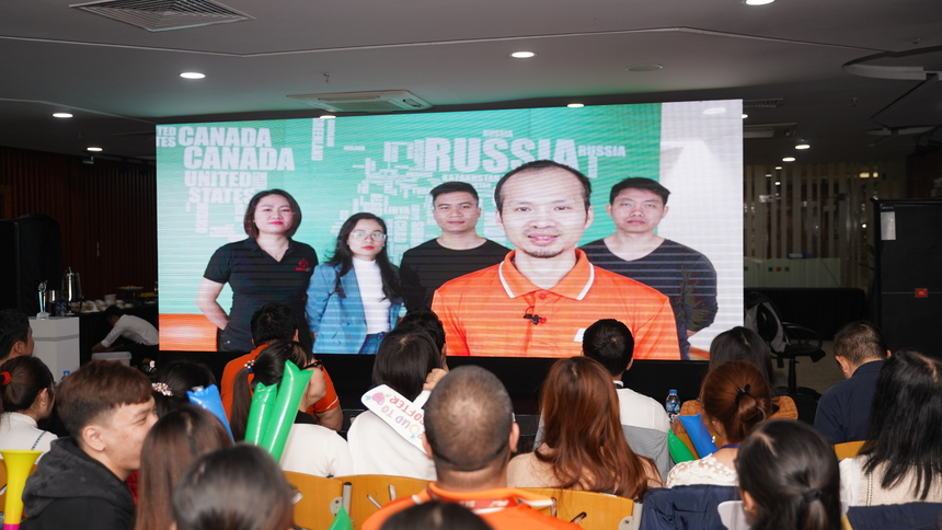 <p class="Normal" style="text-align:justify;"> Nếu theo dõi từ vòng Chung khảo tới Chung kết, nhiều người sẽ nhận ra, trưởng nhóm tác giả akaAT Studio Nguyễn Duy Vinh đã có màn lột xác hoàn toàn khác trong đêm thi. Anh đủng đỉnh khởi động phần thuyết trình sản phẩm. “Cuộc chơi đi hơi xa, hơn những thứ mà ta từng mơ về”. Anh bắt đầu phần thi bằng một câu rap hợp thời. Tác giả akaAT cho biết nhờ iKhiến anh mới tìm hiểu nghiêm túc về thị trường automation test (kiểm thử tự động) - rất rộng lớn và hấp dẫn.</p> <p class="Normal" style="text-align:justify;"> Không tập trung đi vào chi tiết, anh Vinh đưa ra nhiều thế mạnh mở rộng của sản phẩm trên thị trường quốc tế. Minh chứng là sản phẩm vừa chính thức bước chân vào thị trường châu Âu với hợp đồng lớn trong lĩnh vực y tế. </p>