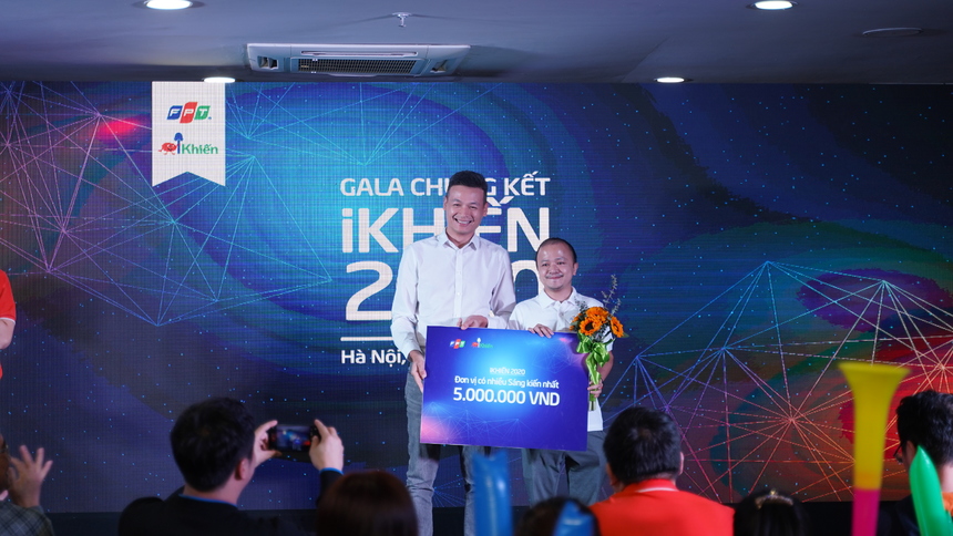 <p> Với hơn 500 sáng tạo được cập nhật, BTC quyết định trao tặng FPT Software giải thưởng "Đơn vị có nhiều sáng kiến nhất", trị giá 5.000.000 đồng. Anh Phạm Hữu Chung là đại diện đơn vị nhận phần thưởng.</p>
