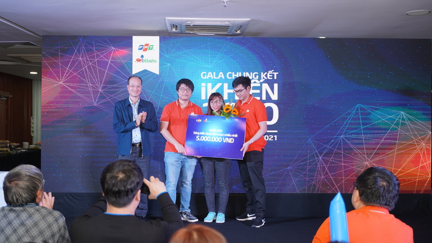 <p class="Normal" style="text-align:justify;"> Với 2.580 lượt tương tác, giải pháp Customer insight Platform nhà ‘Cáo’ trở thành sáng tạo được lan toả rộng nhất trên Workplace nhà F. Cụ thể, Customer insight Platform nhận được 1.700 lượt view; 330 bình luận; 413 reaction và 137 share. Như vậy, “Mr. Biết Tuốt” của FPT Telecom nhận ngay giải thưởng trị giá 5.000.000 đồng.</p>