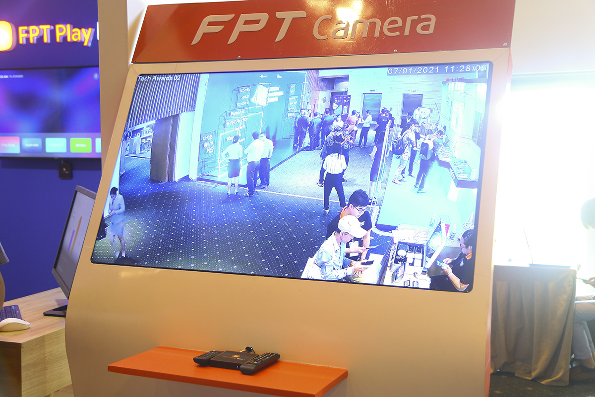 <p class="Normal"> Smart Living của FPT Telecom còn kết hợp với sản phẩm FPT Camera. "Điểm mạnh FPT Camera là hình ảnh sắc nét, chân thực, hỗ trợ giám sát an ninh, giúp các hộ gia đình an tâm hơn quan sát nhà cửa, con cái khi đi vắng", đại diện FPT Camera chia sẻ.</p>