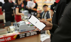 Thị trường khan hàng, FPT Shop kịp lên kệ 10.000 iPhone 12