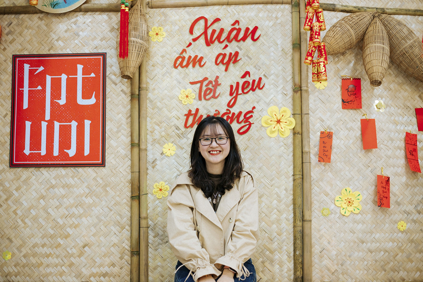 <p class="Normal" style="text-align:justify;"> “Trong môi trường hiện đại vẫn tìm thấy được hình ảnh Tết xưa, chắc hẳn mọi người đều vô cùng háo hức được trở về nhà để đón Tết”,<span> Trần Thị Bích Ngọc - sinh viên ĐH FPT - chia sẻ về góc trang trí Tết xưa của trường.</span></p>