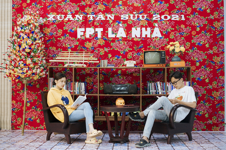 <figure><figcaption><figure><figcaption><p class="Normal" style="text-align:justify;"> Các sinh viên có thể ngồi đọc sách và check-in tại khu vực trang trí Tết xưa của trường.</p> </figcaption></figure></figcaption></figure>