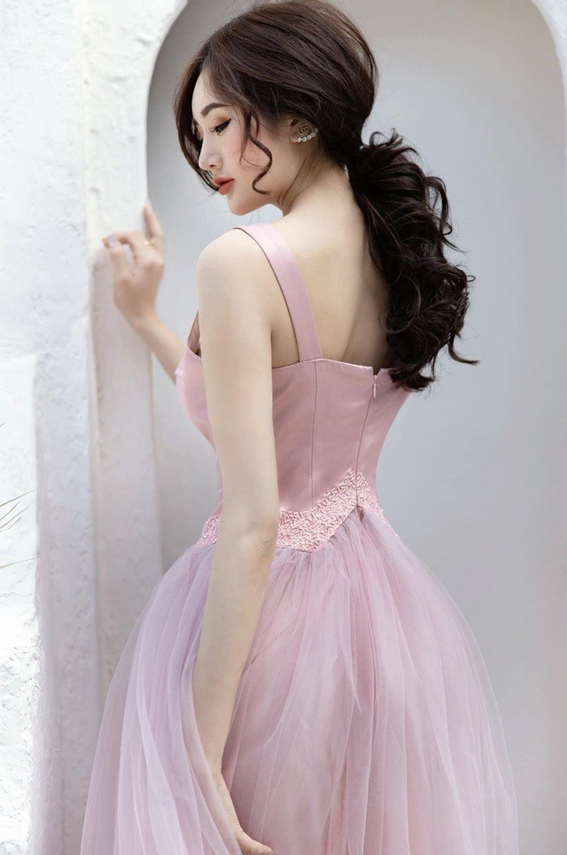 <p class="Normal" style="text-align:justify;"> Với thân hình gợi cảm cùng sự tự tin, Quỳnh Như nhanh chóng trở thành tâm điểm mỗi lần xuất hiện trước công chúng.</p>