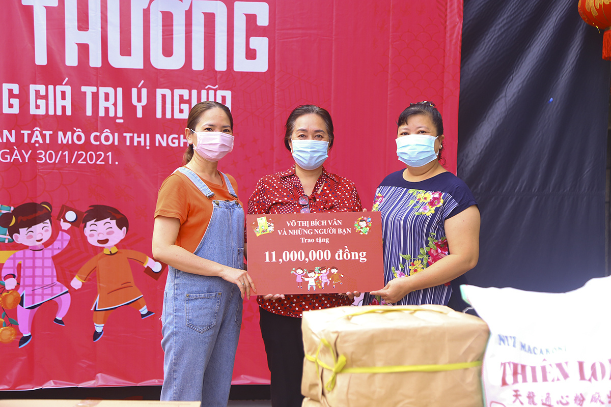 <p> Gia đình chị Võ Thị Bích Ngân (Synnex FPT) hỗ trợ chương trình Xuân yêu thương 11 triệu đồng. Toàn bộ số tiền được sử dụng để mua quà tặng. </p>
