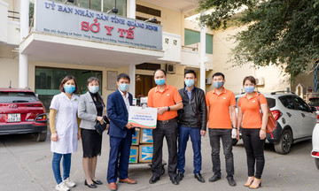 FPT 'thần tốc' trao đồ bảo hộ y tế cho Hải Dương, Quảng Ninh