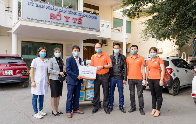 FPT 'thần tốc' trao đồ bảo hộ y tế cho Hải Dương, Quảng Ninh