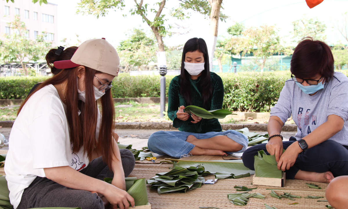 <p> Từ sáng sớm, người F đã tất bật để chuẩn bị nguyên liệu: Lá dong, nếp, thịt heo, nhân đậu xanh... đều được các chị em cẩn thận sơ chế. "Nam nhân" nhà F phụ trách việc mua củi khô, sợi lạt để buộc và nồi hấp.</p>