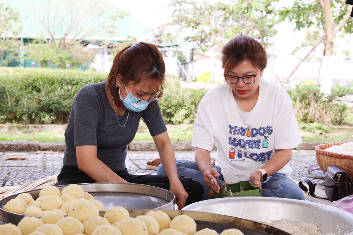 <p> Chị Nguyễn Bích Ngọc (áo trắng) cho biết, năm trước chị còn khá vụng về, chỉ dám ngồi lau lá dong thì năm nay đã hoàn toàn khác. Chị Ngọc tự tin gói một chiếc bánh hoàn chỉnh, đẹp, vuông vức.</p>