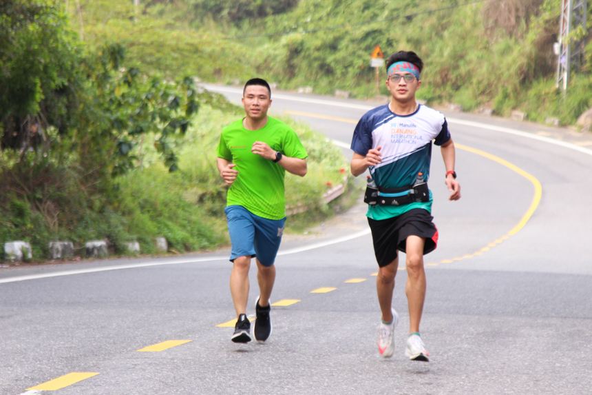 <p> Nhóm chạy duy trì từ 10 đến 20 người tham gia, chia thành các nhóm nhỏ theo từng cự ly. Trong đó, để có thể leo lên tận đỉnh, runner nhà F phải trải qua chặng đường gần 20km đèo dốc kể từ chân núi.</p>