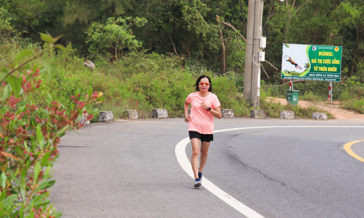 <p> Là thành viên lớn tuổi nhất trong nhóm chạy, song chị Lương Bội Ngọc vẫn cho thấy sự dẻo dai, sức bền và tinh thần quyết tâm rất lớn. Chị đang có dự định sẽ tham gia giải marathon được tổ chức tại Gia Lai vào cuối tháng 3 này.</p>