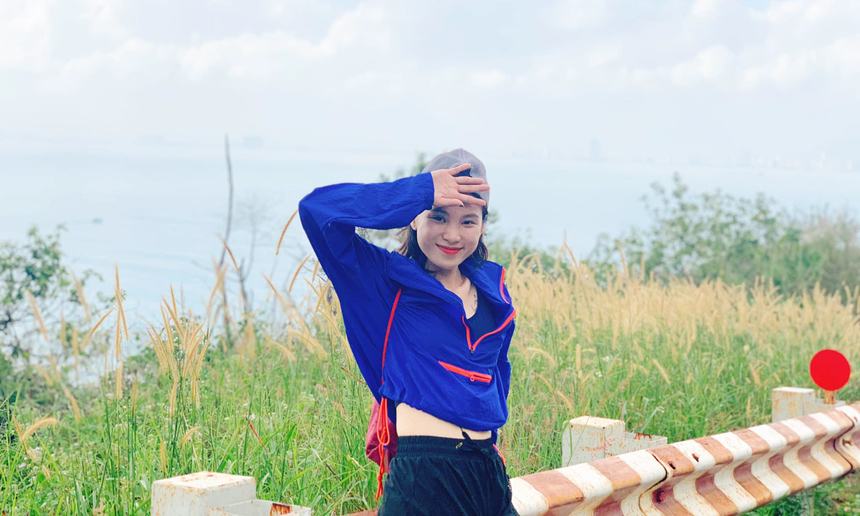 <p> Từng chinh phục cự ly 21km tại giải VnExpress Marathon Huế một cách dễ dàng, song địa hình ở Sơn Trà với những khúc cua có độ dốc lớn, kéo dài khiến chị Hồ Ngọc Hiếu gặp không ít khó khăn. "May mắn nhờ tinh thần đồng đội, mọi người vừa chạy vừa động viên nhau nên quãng đường như ngắn hơn hẳn" </p>