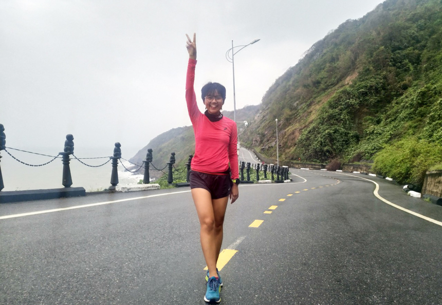 <p> <span style="color:rgb(0,0,0);">Sau thời gian dài sinh sống và làm việc tại TP HCM, chị Nguyễn Khánh Ly quyết định chuyển về Đà Nẵng để có những trải nghiệm mới. Theo chị, bất kể lúc nào muốn đi Sơn Trà thì chỉ cần 15 phút xe máy là tới chân núi. Những hôm may mắn thì còn được chạy cùng trăng sáng như tấm gương trên biển. "Sơn Trà là địa điểm lý tưởng để rèn luyện thể lực và về với thiên nhiên. Dù đã nhiều lần chinh phục trọn một vòng núi 28km nhưng mỗi lần chạy ở núi vẫn luôn là trải nghiệm đặc biệt với mình", chị nói</span></p>