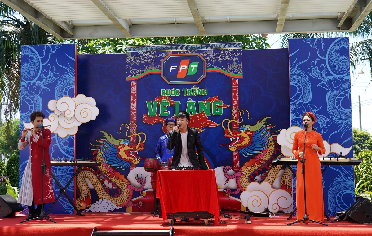 <p> Thái Sơn Beatbox gây ấn tượng với phần trình bày ca khúc "Chiếc khăn Piêu" kết hợp cùng ban nhạc Dân Tộc.</p>