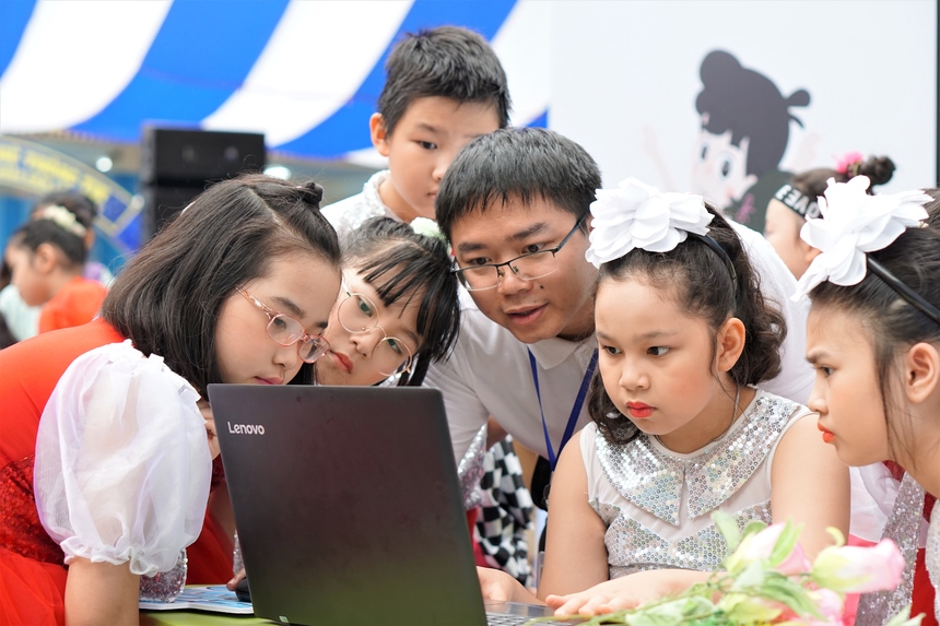 <p> Dưới sự hướng dẫn của những người phụ trách gian trải nghiệm, hàng trăm lượt học sinh đã được thử sức với những kiến thức Toán học từ nền tảng VioEdu.</p>