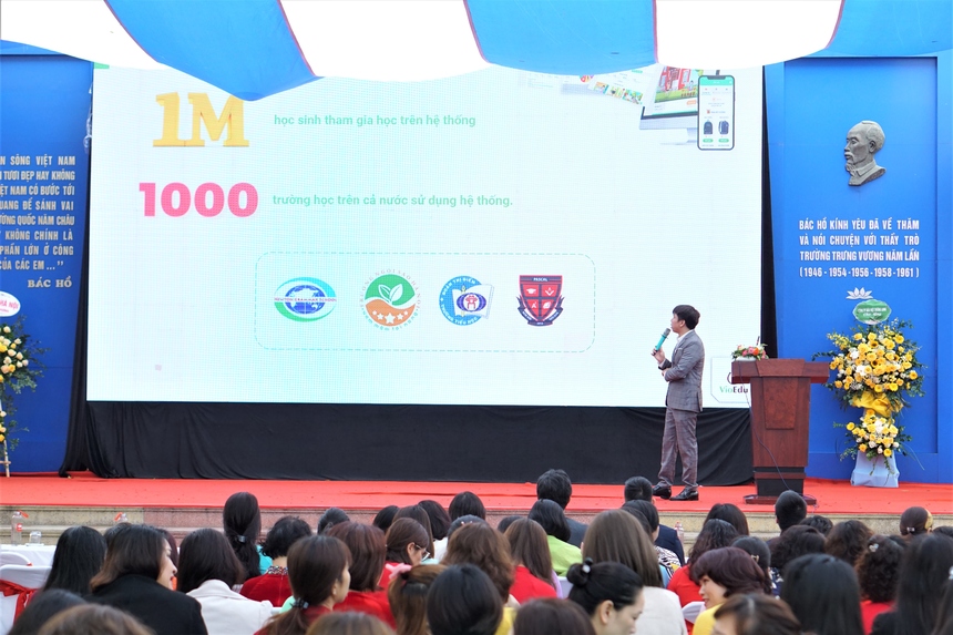 <p> Đại diện VioEdu giới thiệu về giải pháp giáo dục thông minh của FPT - tại điểm trường quận Hoàn Kiếm. Sản phẩm giúp cho cả nhà trường, giáo viên, học sinh và phụ huynh dễ dàng, thuận tiện hơn trong quá trình dạy, học và theo dõi quá trình học tập.</p> <p> <span style="color:rgb(0,0,0);">"Nghe chia sẻ của FPT về sản phẩm giáo dục VioEdu, tôi thấy đây là cơ hội để chúng tôi được tiếp cận với một phần mềm dạy học chất lượng, thông minh", cô Trần Thị Bích Liên - Hiệu trưởng Tiểu học Tràng An, chia sẻ. "Tôi cũng rất mừng khi các tập đoàn CNTT ngày càng hướng tới môi trường giáo dục, giúp chúng tôi tiết kiệm nhiều nguồn lực hơn mà hiệu quả lại cao hơn".</span></p>