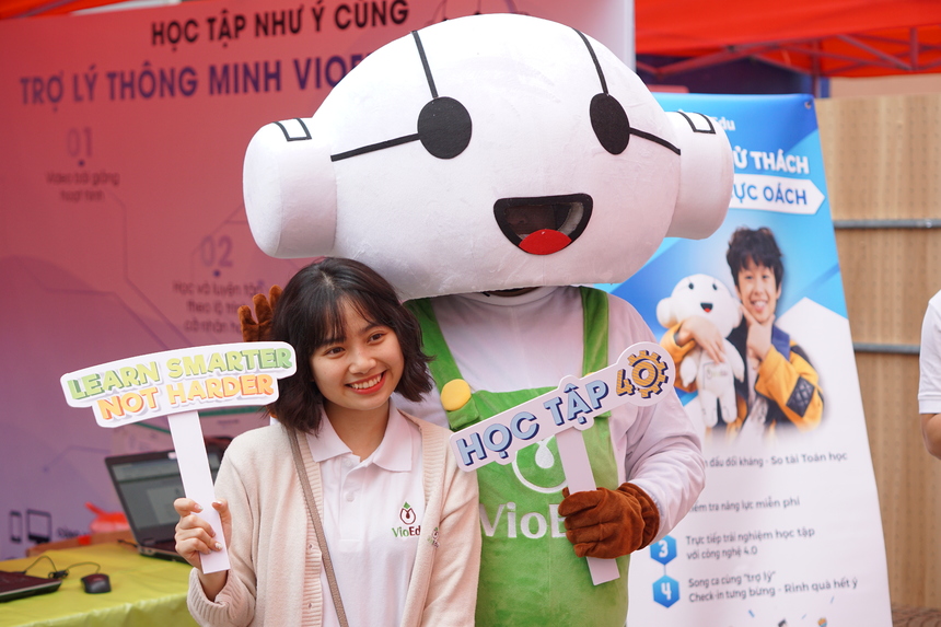 <p> <span style="color:rgb(0,0,0);">Được phát triển bởi Ban công nghệ Tập đoàn FPT và ra mắt vào năm 2019, VioEdu là nền tảng tiên phong ứng dụng trí tuệ nhân tạo, dữ liệu lớn, phương pháp học tập thích ứng (adaptive learning), animation (hoạt hình) và nhiều gamification (trò chơi), giúp đưa ra lộ trình học cá nhân hoá cho học sinh, nhiệm vụ học tập được thiết kế như game chinh phục, kích thích sự tự giác học tập và tiến bộ trong thời gian ngắn nhất. Trên 1 triệu học sinh và hơn 1.000 trường học trên cả nước đang sử dụng những tính năng của hệ thống VioEdu.</span></p> <p> <span>Đặc quyền cho các bạn nhỏ nhà người F: VioEdu hiện áp dụng ưu đãi giảm 60% học phí. Người F nhận mã ưu đãi bằng cách nhập địa chỉ email làm việc tại <strong><a href="https://vio.edu.vn/fpt-promotion">đây</a></strong></span><span>. </span></p>