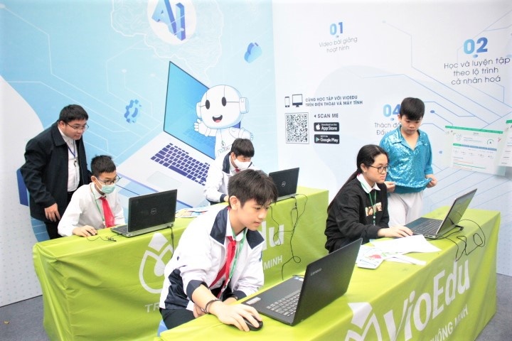 <p class="Normal"> Thầy Phạm Hoàng Tuấn Minh - giáo viên môn Toán của THCS Trưng Vương - cho biết anh và nhà trường đã giới thiệu nền tảng học trực tuyến VioEdu<span> cho học sinh để các em có thể ôn tập và rèn luyện kiến thức, đặc biệt trong giai đoạn nghỉ do dịch Covid-19.</span></p> <p class="Normal"> <span>"Qua quá trình trải nghiệm, mình thấy đây thực sự là một hệ thống rất hữu ích. M</span><span>ình có thể theo dõi quá trình các em làm từng bài, trả lời từng câu hỏi, đồng thời liên kết với phụ huynh trên chính kênh này. VioEdu có cả biểu đồ thể hiện quá trình phát triển, tư duy về Toán học của các bạn", thầy Minh đánh giá.</span></p>