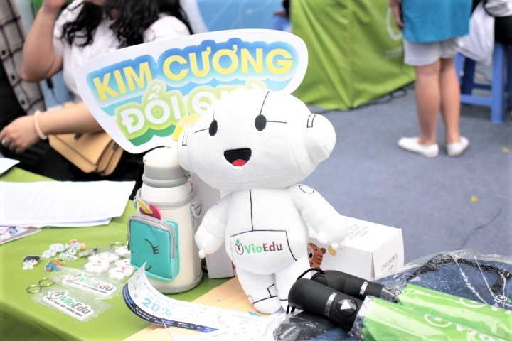 <p> Rất nhiều phần quà hấp dẫn cũng được chuẩn bị cho các bạn nhỏ, cùng những phần chơi và Đấu trường Toán học hấp dẫn biến gian trưng bày của VioEdu trở thành "thỏi nam châm" tại cả 3 điểm trường.</p>