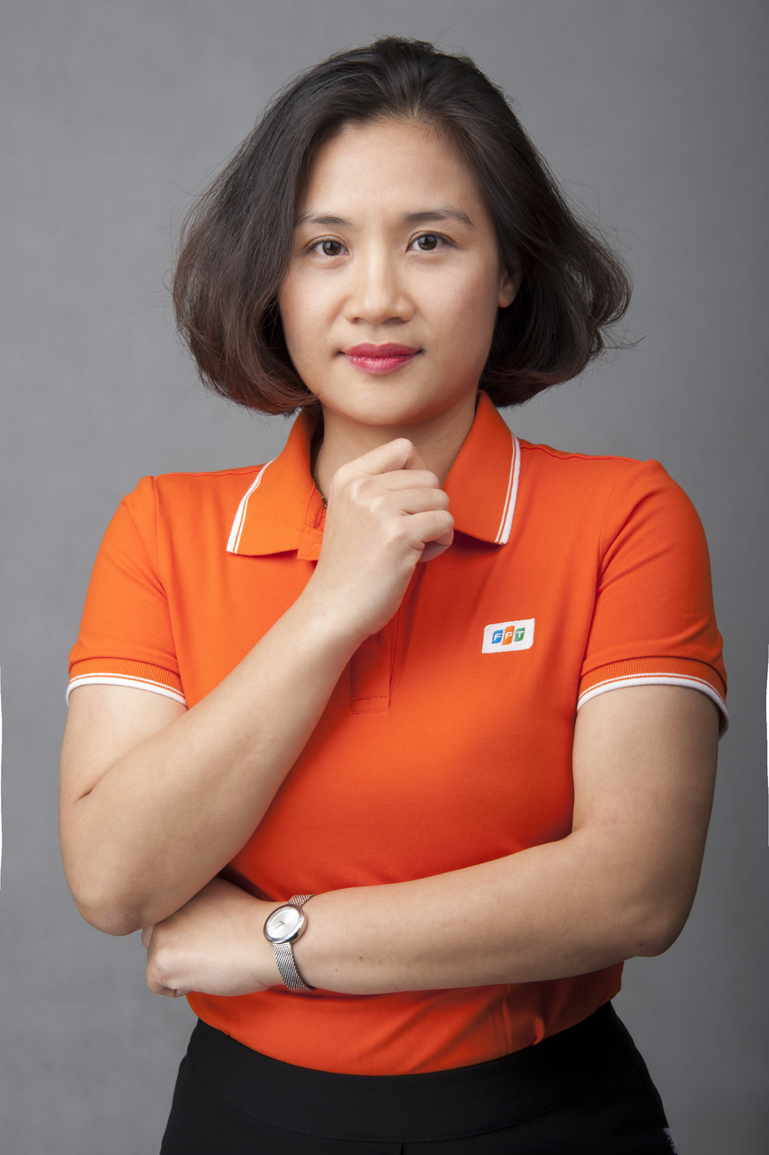 <p class="Normal" style="text-align:justify;"> 1 trong 2 vị giám khảo nữ tại iKhiến 2021 là chị Nguyễn Thị Thanh Hương - GĐ Trung tâm Kinh doanh FPT Online. Năm 2021 là năm thứ 2 chị Hương ngồi ghế Ban giám khảo. Mùa trước, chị Hương gây ấn tượng với những đánh giá sắc sảo cùng nhiều lời khuyên hữu ích cho thí sinh tham dự chương trình.</p>