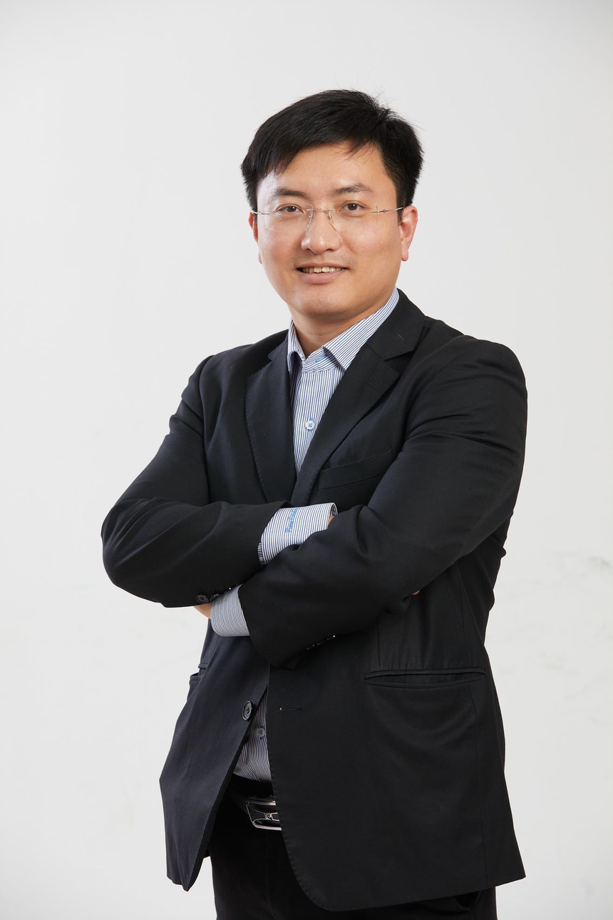 <p class="Normal" style="text-align:justify;"> Hài hước, nhiệt tình là những từ khoá để nói về vị giám khảo Nguyễn Xuân Việt - GĐ Công nghệ FPT IS. Là người phụ trách mảng công nghệ của đơn vị, anh Việt cho biết sẵn sàng lắng nghe và học hỏi nhiều điều mới từ các sản phẩm iKhiến. Bên cạnh đó, anh mong muốn đem những kiến thức công nghệ của mình đóng góp cho các "nhà sáng tạo" FPT để hoàn thiện những sản phẩm mới.</p>