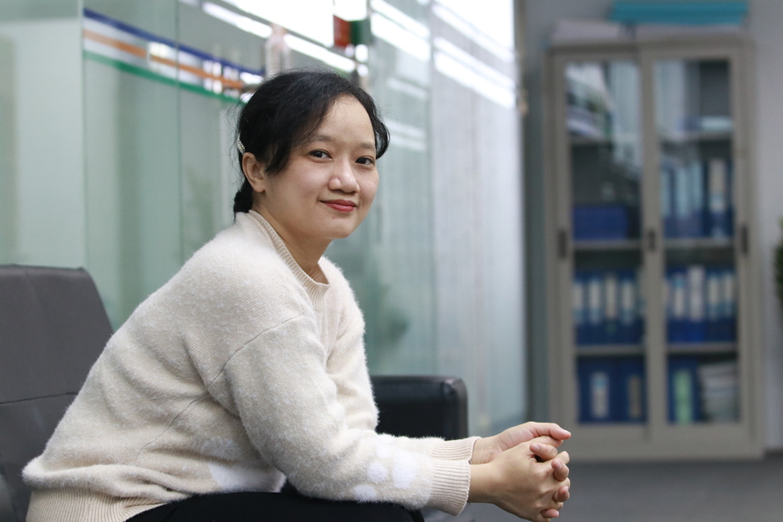 <p class="Normal" style="text-align:justify;"> "Khởi nguồn mọi thắc mắc liên quan đến tài chính" là đại diện Ban Tài chính - Kế toán FPT Bùi Thị Vân Anh. Đối với chị, sáng tạo dù lớn hay bé cũng đều có thể đánh giá được thông qua cách sản phẩm đưa ra giải pháp tiết kiệm hoặc giá trị mà họ đem đến cho cộng đồng. </p>
