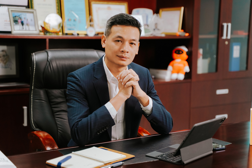 <p class="Normal" style="text-align:justify;"> Chánh chủ khảo iKhiến 2021 là anh Vũ Anh Tú - GĐ Công nghệ FPT. Là Đại sứ iKhiến năm 2019, anh đã thúc đẩy tinh thần sáng tạo của CBNV, đưa FPT Telecom trở thành đơn vị có số lượng sản phẩm sáng tạo lớn nhất tập đoàn.</p> <p class="Normal" style="text-align:justify;"> Bên cạnh đó, anh Tú là một trong 4 cán bộ công nghệ cấp cao nhất của FPT và là “Tiến sĩ Cisco” khi sở hữu các chứng chỉ cao cấp nhất về mạng và an ninh thông tin như CCIE, CISSP…</p> <p class="Normal" style="text-align:justify;"> Trong gần 20 năm tại FPT, anh đảm nhiệm nhiều chức vụ quan trọng trong khối công nghệ và kỹ thuật, góp phần thúc đẩy hoạt động phát triển kinh doanh công ty, như PTGĐ FPT Telecom phụ trách khối công nghệ và kỹ thuật (từ 2016 - 2020), Chủ tịch Công ty TNHH MTV Viễn thông quốc tế FPT thuộc FPT Telecom (từ tháng 3/2018 đến nay), Giám đốc Công nghệ FPT Telecom (2012-2016), Trưởng ban CNTT Tập đoàn FPT (2011-2013), Giám đốc Trung tâm Điều hành mạng FPT Telecom (2008-2011), PGĐ Trung tâm Hạ tầng mạng thuộc FPT IS (2005-2008)…</p> <p class="Normal" style="text-align:justify;"> Với vai trò xây dựng nguồn lực công nghệ, Vũ Anh Tú truyền tính cách tự học, sáng tạo đến các đồng nghiệp trong khối công nghệ. Đến nay, FPT Telecom là nhà cung cấp Internet (ISP) có nhiều chứng chỉ công nghệ cao nhất của thế giới ở các lĩnh vực hệ thống mạng (network), trung tâm dữ liệu (data center), an ninh mạng (security) và phần mềm (software); đồng thời đạt được các giải thưởng lớn như: Doanh nghiệp Chuyển đổi số của năm 2016 (IDC), Nhà cung cấp dịch vụ Trung tâm dữ liệu Việt Nam của năm 2019 (Frost & Sullivan).</p>