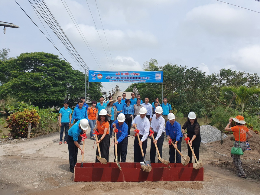 <p class="Normal"> Theo chị Thanh, Quỹ Hy vọng sẽ tiếp tục song song hai chức năng là thực hiện các hoạt động trách nhiệm cộng đồng của FPT, đồng thời thực hiện vai trò là cầu nối để để kết nối, nhân rộng bàn tay đặng làm nhiều việc hơn xưa. Đích cuối cùng là khuyến khích được tiềm năng của xã hội. Chị cũng<span> dẫn chứng về dự án cầu Hy Vọng, quỹ chỉ chung tay 17 tỷ đồng nhưng huy động nguồn lực lên đến 57 tỷ đồng. “Cầu Hy Vọng tác động to lớn đến xã hội và đúng hướng phát triển bền vững”.</span></p>