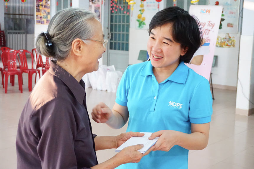<p class="Normal"> Trước sứ mệnh đặc biệt của Quỹ Hy vọng, Chủ tịch FPT Trương Gia Bình đã quyết định tuyên dương và trao tặng Sao Chiến công FPT hạng Nhất cho Quỹ, cùng phần thưởng 40 triệu đồng. Đồng thời, chị Nguyễn Xuân Tú (phải) được bổ nhiệm làm Giám đốc Quỹ. Hiện nay, dự án Mặt trời hy vọng đã được khởi động, hỗ trợ chi phí điều trị cho 18 em nhỏ mắc bệnh ung thư.</p>