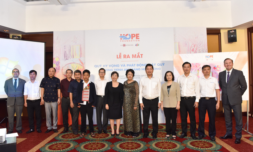 <p class="Normal"> Quỹ Hy vọng ra đời vào ngày <span>13/4/2017, </span><span>là một quỹ xã hội phi lợi nhuận hoạt động vì cộng đồng, được vận hành bởi FPT và Báo điện tử VnExpress. Quỹ Hy vọng theo đuổi hai mục tiêu: hỗ trợ các hoàn cảnh khó khăn và tạo động lực phát triển.</span></p>