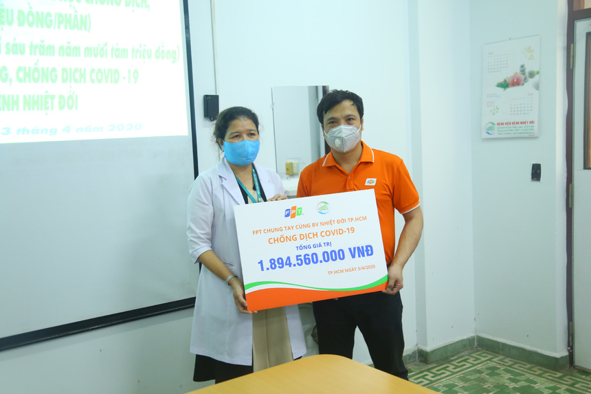 <p class="Normal"> Để góp phần bảo vệ và động viên những "chiến sỹ" tuyến đầu trên trận chiến Covid-19, trong các ngày 2-4/4/2020, thông qua Quỹ Hy vọng, FPT đã trao tặng 2 máy thở, 16.000 bộ đồ bảo hộ, 19.000 khẩu trang N95 và khẩu trang y tế cùng gần 600 gói chăm sóc sức khỏe (2 triệu đồng/gói) đến các bác sĩ, nhân viên y tế các bệnh viện lớn tại Hà Nội và TP HCM.<br /> Ảnh CEO FPT Nguyễn Văn Khoa trao quà cho Bệnh nhiệt đới TP HCM với đồ bảo hộ, khẩu trang N95, khẩu trang y tế và dành tặng 600 gói chăm sóc sức khỏe bằng tiền mặt cho các y bác sĩ đang trực tiếp tham gia chống dịch.</p>