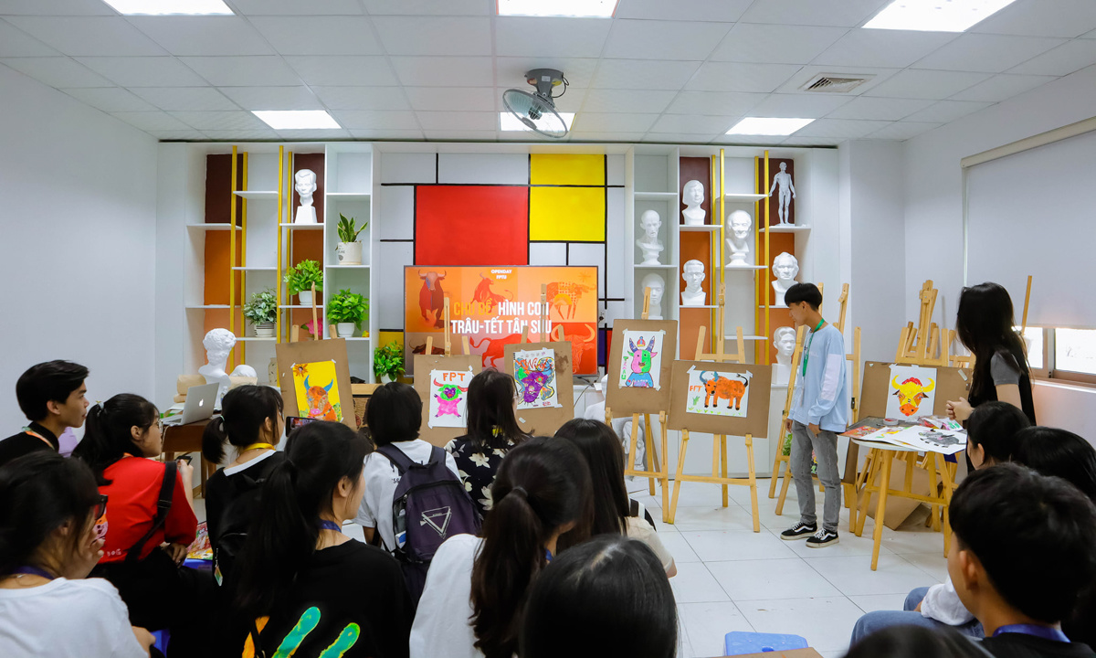 <p> Tham gia ngày hội, các bạn trẻ còn được tham gia vẽ tranh, thưởng thức các tiết mục nhạc cụ dân tộc, biểu diễn võ Vovinam độc đáo của sinh viên trường Đại học FPT Đà Nẵng.</p>
