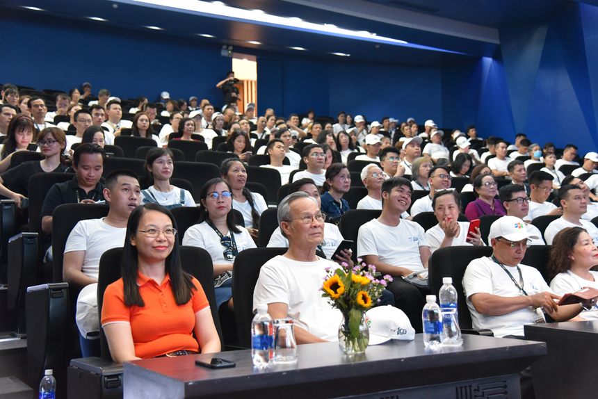  Rời trường nhà F, điểm đến tiếp theo của đoàn là F-Complex - khu campus hơn 7.000 chỗ làm việc của nhà Phần mềm. Được xây dựng trên diện tích 5,9 ha, đây là khu phức hợp văn phòng cao cấp nhằm cung cấp môi trường làm việc thân thiện và chuyên nghiệp cho nhân viên FPT Software. Ảnh đoàn được lãnh đạo FPT Software tiếp trong phòng hội nghị của FPT Complex.
