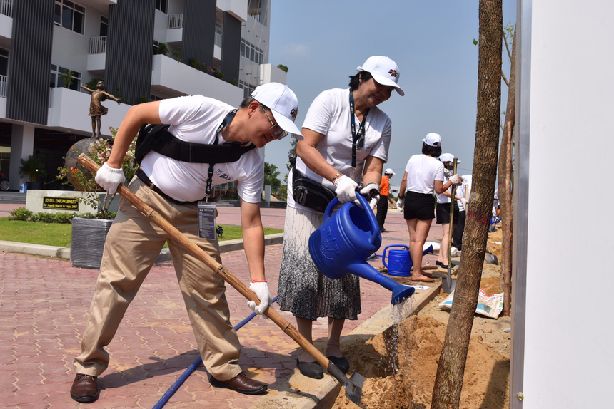  Loạt cây xanh gồm phượng, bàng, xoài..  trồng bao quanh khuôn viên campus FSchool Đà Nẵng, khu đô thị FPT, quận Ngũ Hành Sơn. Lần lượt các công ty và số cây: nhà Giáo dục: 10 cây; nhà Bán lẻ: 12; FPT IS: 25; Liên quân FPT Online - FPT HO và FCI: 7; FPT Telecom: 23 và FPT Software: 30.