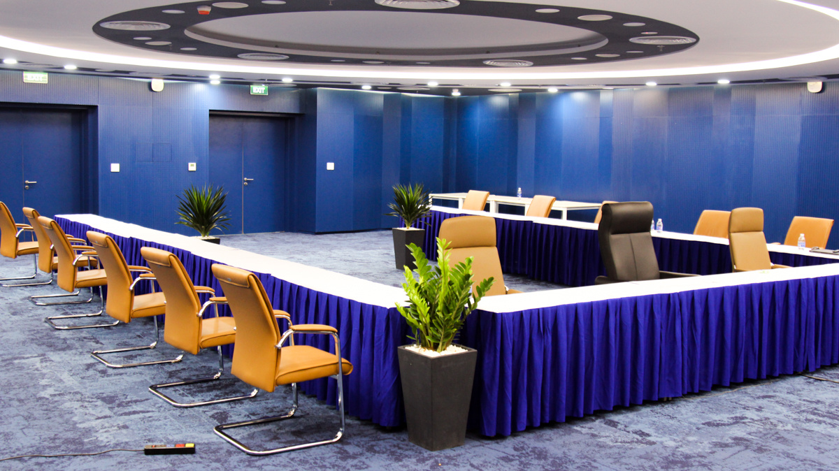 <p> Khu phòng họp tại F-Complex 2 được xem là nơi cực "xịn xò" của toà nhà. Phòng họp mới được trang bị màn hình chiếu, hệ thống camera, đèn led và nội thất sang trọng... </p>