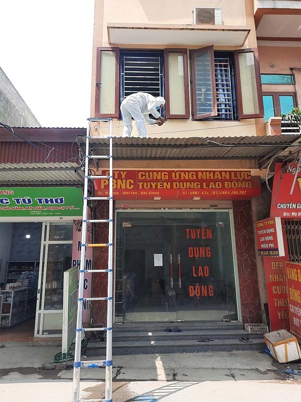 <p class="Normal"> Tại tâm dịch Bắc Giang, thời điểm 11h15 trưa. Kỹ thuật viên Thân Anh Đức (FPT Telecom) làm công tác bảo trì cho khách hàng ở xã Hoàng Ninh, huyện Việt Yên. Đây là khu phong tỏa do dịch nên anh Đức phải mặc đồ bảo hộ giữa trời nắng nóng 40 độ C.</p>
