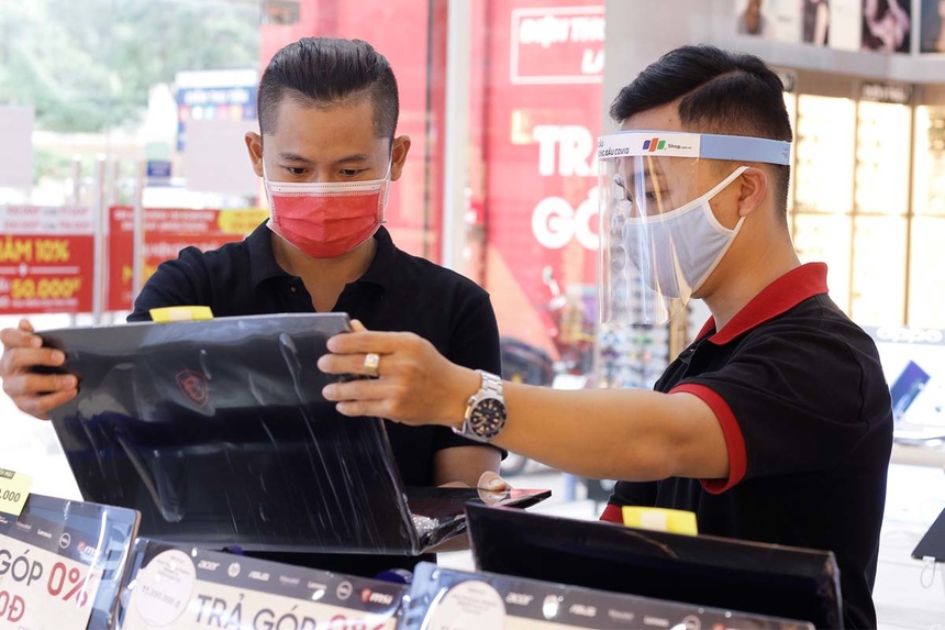 <p class="Normal"> Tại FPT Retail, nhân viên bán hàng được trang bị mũ chống giọt bắn để đảm bảo an toàn cho khách hàng.</p>